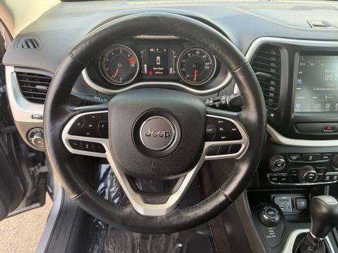Used 2018 Jeep Cherokee Latitude Plus w/ Cold Weather Group AWD/4WD image 16