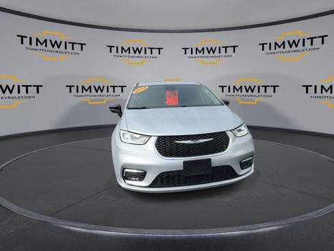 Used 2024 Chrysler Pacifica Touring-L image 4