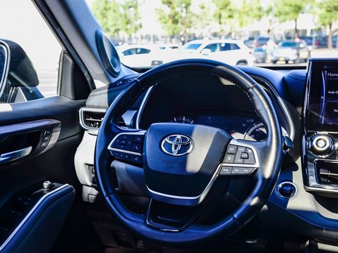 Certified 2022 Toyota Highlander Platinum image 18