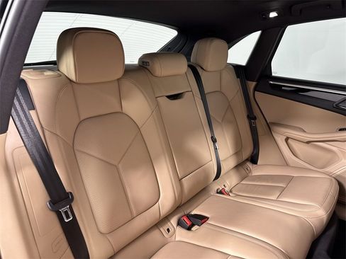 Certified 2021 Porsche Macan image 22