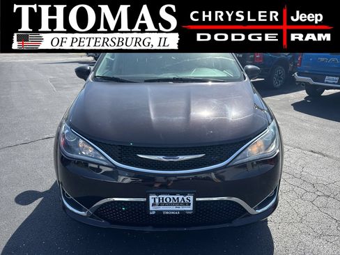 Used 2019 Chrysler Pacifica Touring Plus w/ Tire & Wheel Group FWD image 2