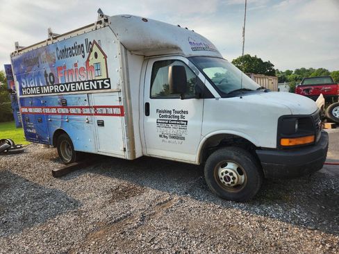 Used 2006 GMC Savana 3500 RWD image 2