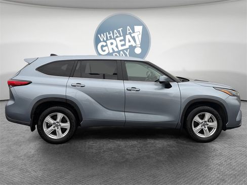 Used 2023 Toyota Highlander LE image 2