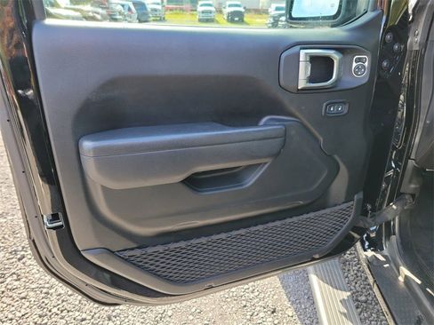 Used 2023 Jeep Wrangler Unlimited Rubicon 4xe w/ Steel Bumper Group image 17