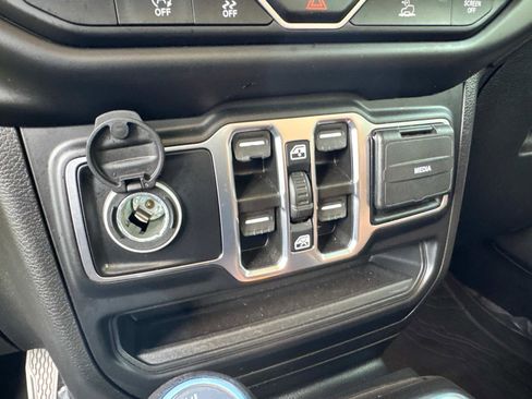 Certified 2022 Jeep Gladiator Sport image 26