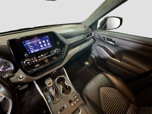 Used 2024 Toyota Highlander XSE FWD image 8