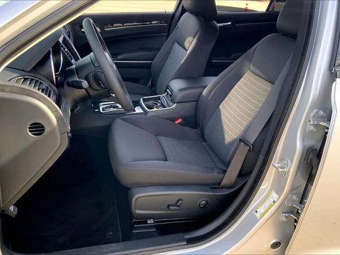 Used 2023 Chrysler 300 Touring w/ Sport Appearance Package image 8