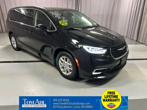 Used 2024 Chrysler Pacifica Touring-L image 1