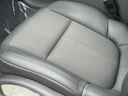 Used 2025 Porsche Macan image 32