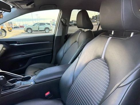 Used 2022 Toyota Camry SE w/ Cold Weather Package FWD image 18