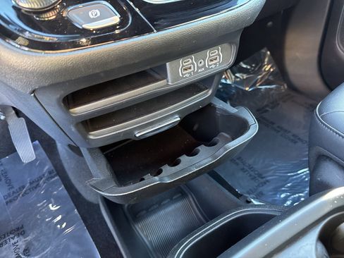 Used 2025 Chrysler Pacifica Select image 23