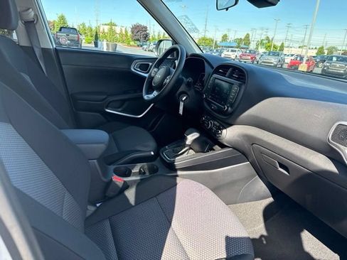 Used 2025 Kia Soul LX w/ LX Technology Package FWD image 21