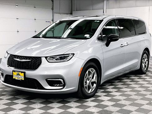 Used 2024 Chrysler Pacifica Limited FWD image 12