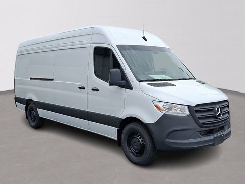 Used 2024 Mercedes-Benz Sprinter 2500 image 3