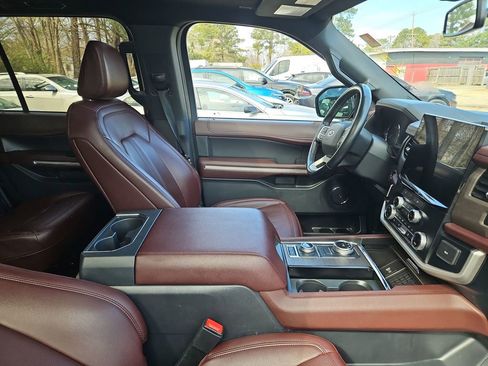 Used 2024 Ford Expedition Limited image 11