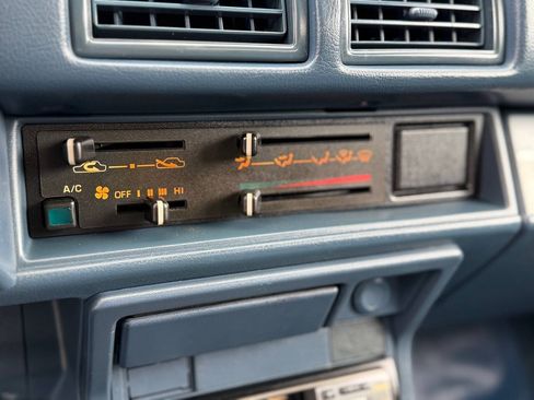 Used 1988 Toyota Pickup 4x4 Regular Cab image 17