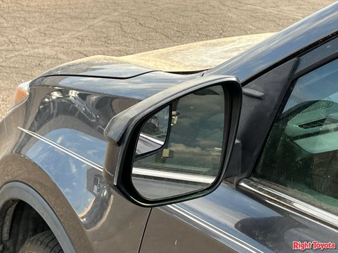 Used 2018 Toyota RAV4 LE FWD image 9