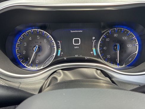 Used 2026 Chrysler Pacifica Limited FWD image 5
