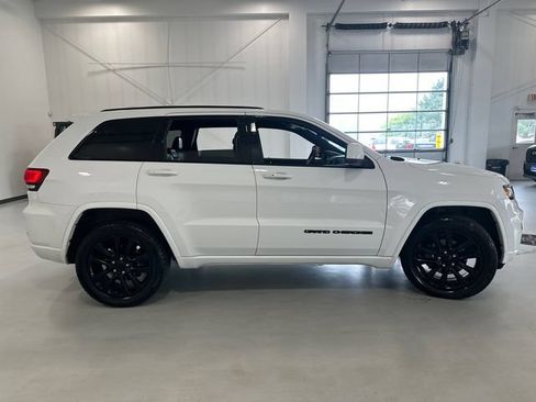 Used 2017 Jeep Grand Cherokee Altitude AWD/4WD image 4