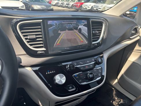 Used 2024 Chrysler Pacifica Touring-L FWD image 24