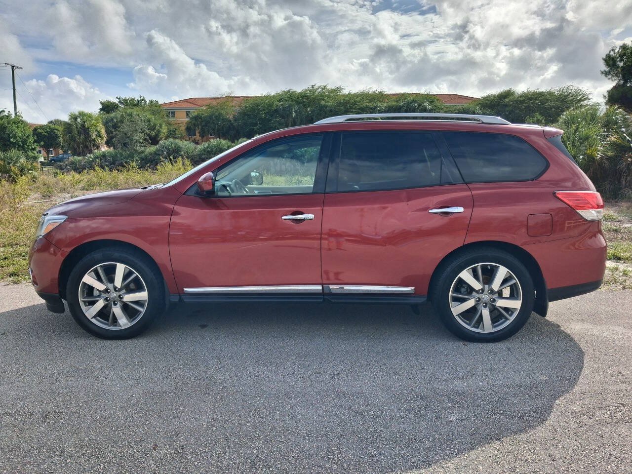 Used 2015 Nissan Pathfinder Platinum FWD image 9