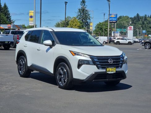 Used 2024 Nissan Rogue SV AWD/4WD image 2