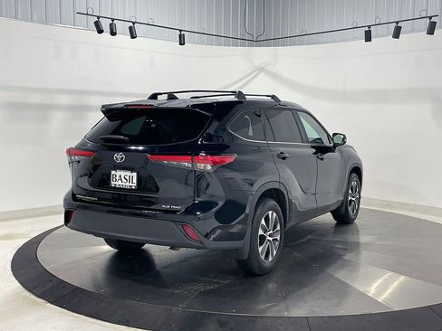 Used 2023 Toyota Highlander XLE image 11