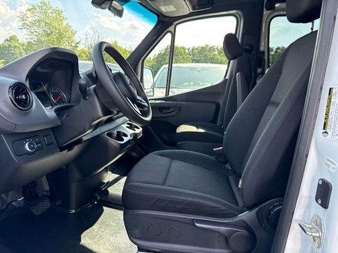Used 2024 Mercedes-Benz Sprinter 2500 image 3