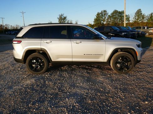 New 2025 Jeep Grand Cherokee Altitude image 3