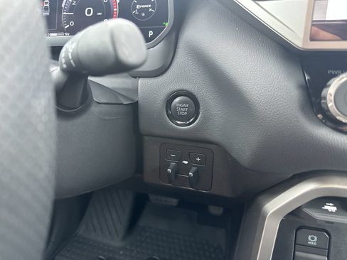 Used 2025 Toyota Tundra Limited AWD/4WD image 17
