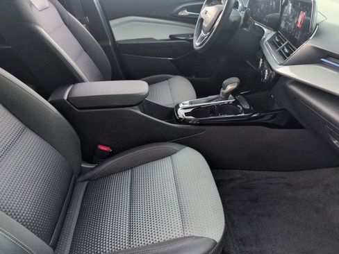 Used 2025 Chevrolet Trax LT w/ LT Convenience Package FWD image 30