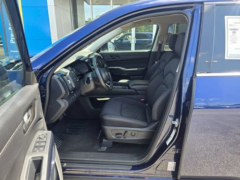 Used 2025 Nissan Pathfinder SV AWD/4WD image 9