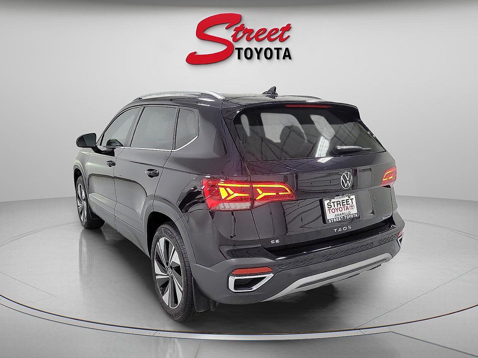Used 2024 Volkswagen Taos SE AWD/4WD image 2