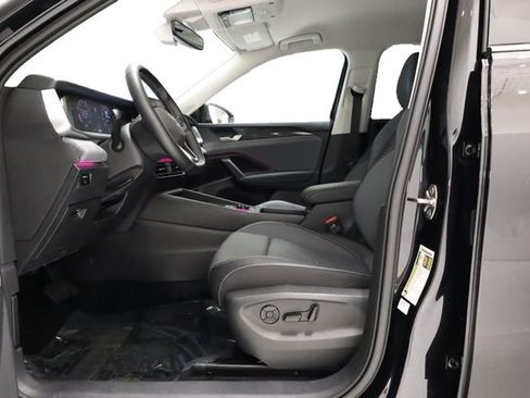 Used 2025 Volkswagen Tiguan SE FWD image 13