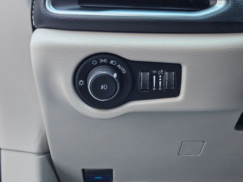 Used 2023 Chrysler Pacifica Limited FWD image 19