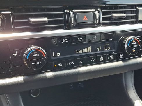 Used 2022 Nissan Pathfinder SV AWD/4WD image 17