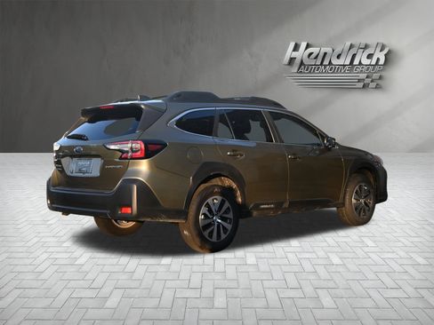 Used 2025 Subaru Outback Premium image 9