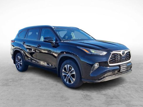 Used 2023 Toyota Highlander XLE w/ Protection Package #3 (TMS) AWD/4WD image 3