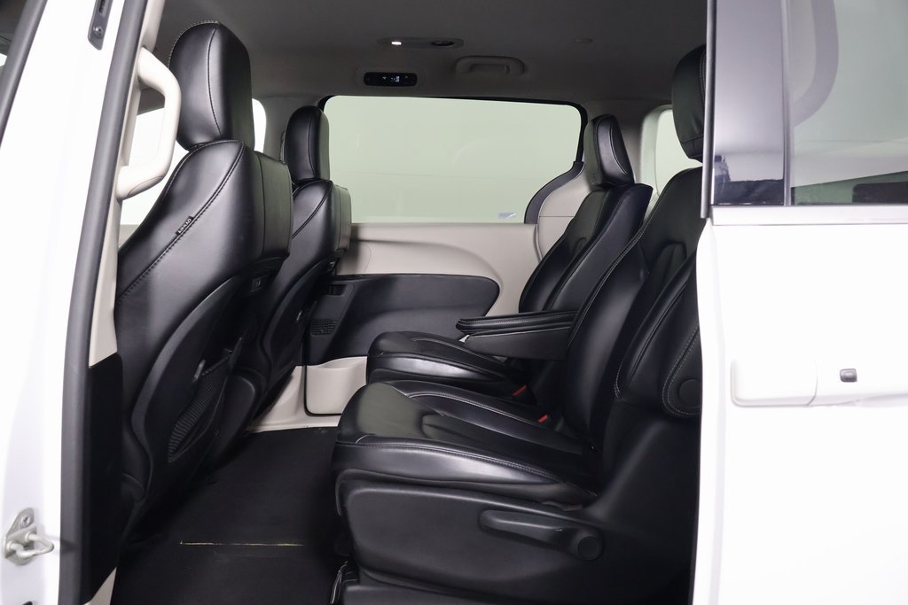 Used 2023 Chrysler Pacifica Touring-L FWD image 11