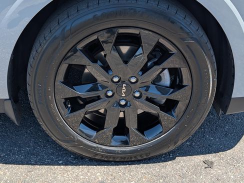 Used 2024 Kia Carnival SX FWD image 5