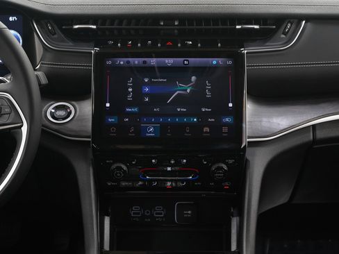 Used 2023 Jeep Grand Cherokee Limited w/ Luxury Tech Group II image 17