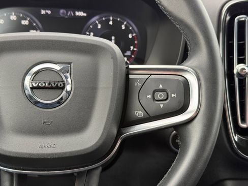 Used 2022 Volvo XC40 T5 Momentum image 30