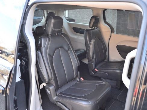 Used 2024 Chrysler Pacifica Touring-L image 33