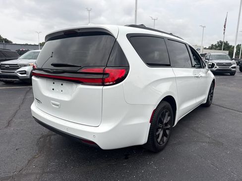 Used 2021 Chrysler Pacifica Touring-L w/ Uconnect Theater Family Group FWD image 7
