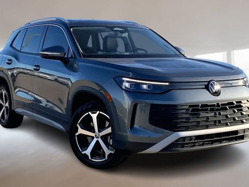 Certified 2025 Volkswagen Tiguan SE image 12