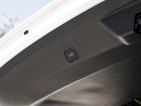 Used 2023 Chevrolet Suburban Premier image 58