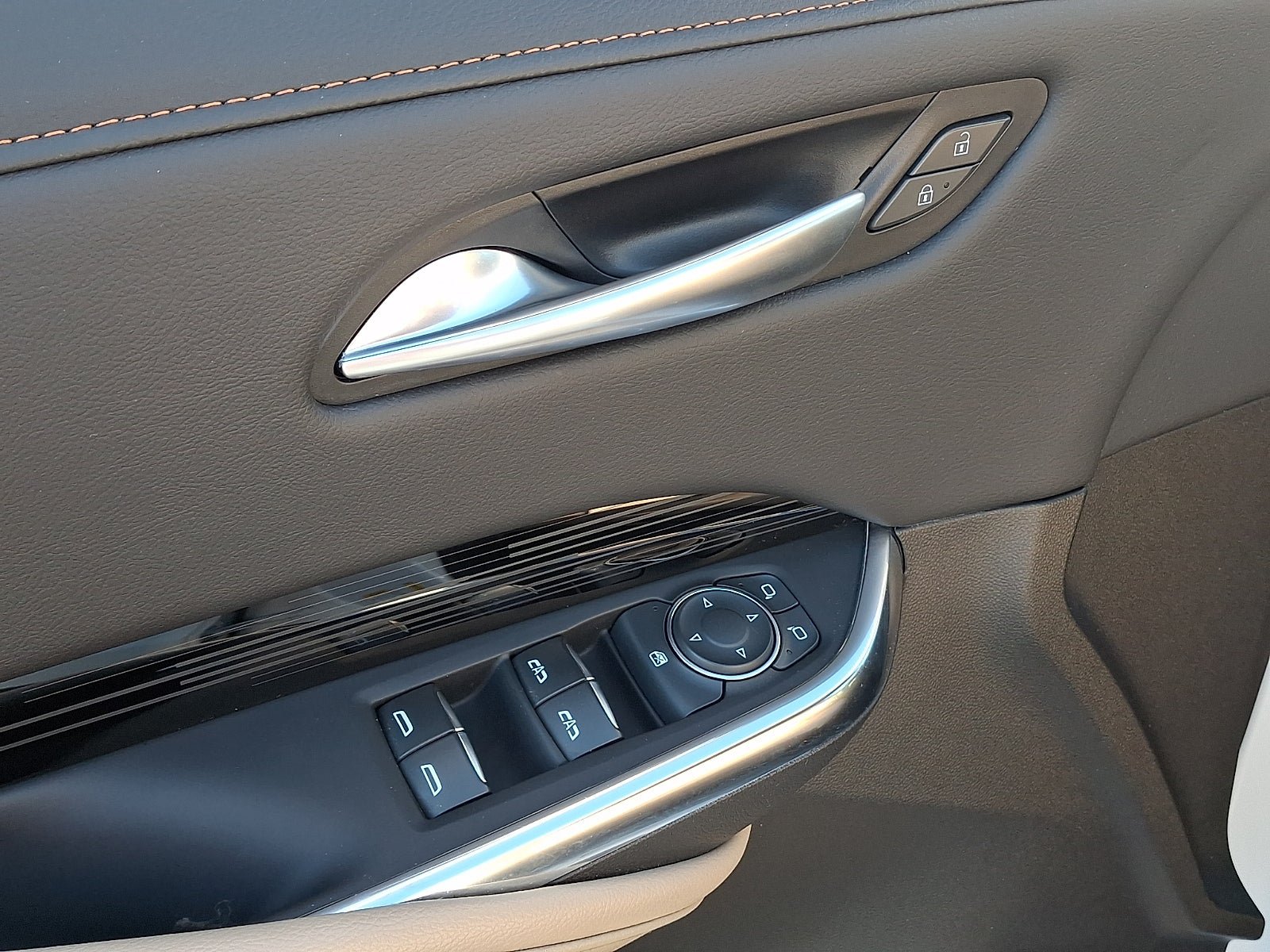 Used 2024 Cadillac XT4 Luxury w/ Cold Weather Package FWD image 12