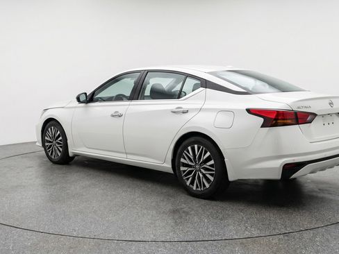 Used 2025 Nissan Altima 2.5 SV FWD image 6
