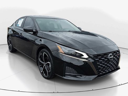 Used 2023 Nissan Altima 2.5 SR FWD image 2