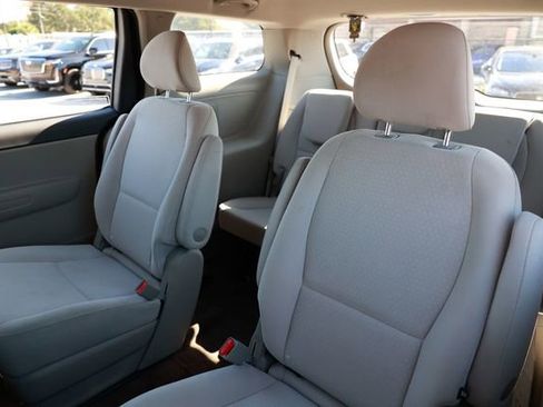 Used 2018 Kia Sedona L image 8